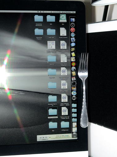 Docking a fork on the new iMac: Close-up of a fork hanging from the iMac’s magnets.; iMac; magnetism