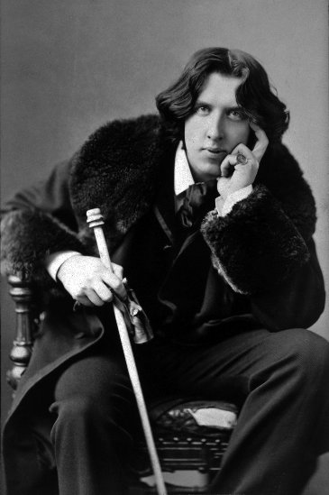 Oscar Wilde: Famous three-quarter length portrait of Oscar Wilde by Napoleon Sarony.; writers; authors; Oscar Wilde
