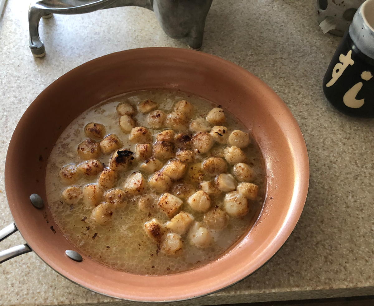 Lazy-day broiled scallops