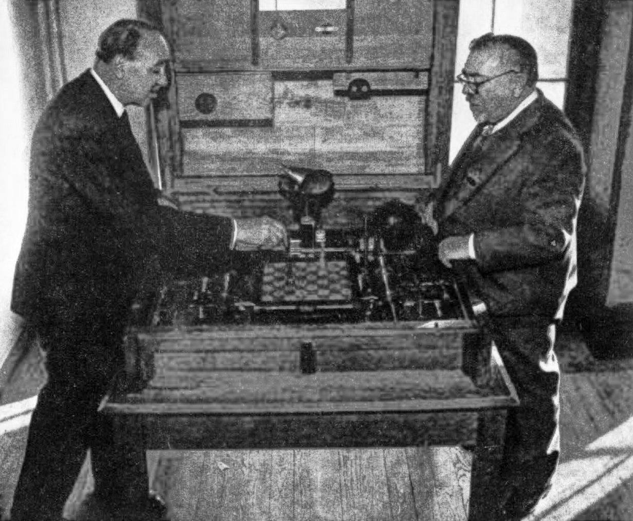 Norbert Wiener playing a game: Norbert Wiener playing a game.; Norbert Wiener